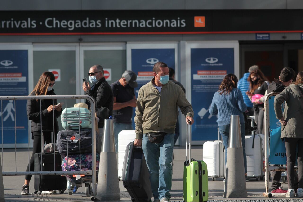 Un hombre que reside en San Luis y volvió de Sudáfrica es el primero que da positivo de la variante Ómicron en la Argentina.