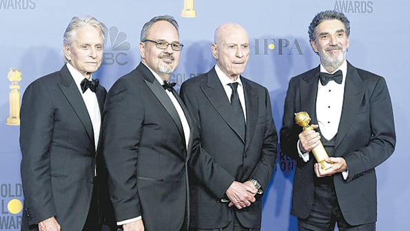 El productor Chuck Lorre y el elenco de The Kominsky Method, ganadora de dos estatuillas.