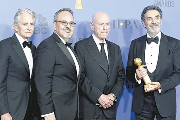 El productor Chuck Lorre y el elenco de The Kominsky Method, ganadora de dos estatuillas.