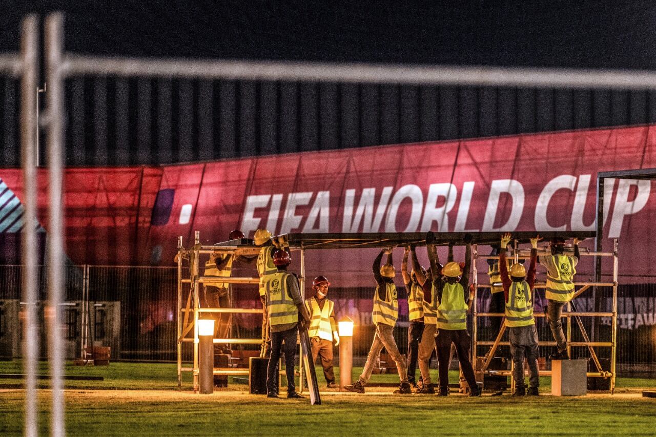 Los trabajadores migrantes demandan por salarios impagos en Qatar