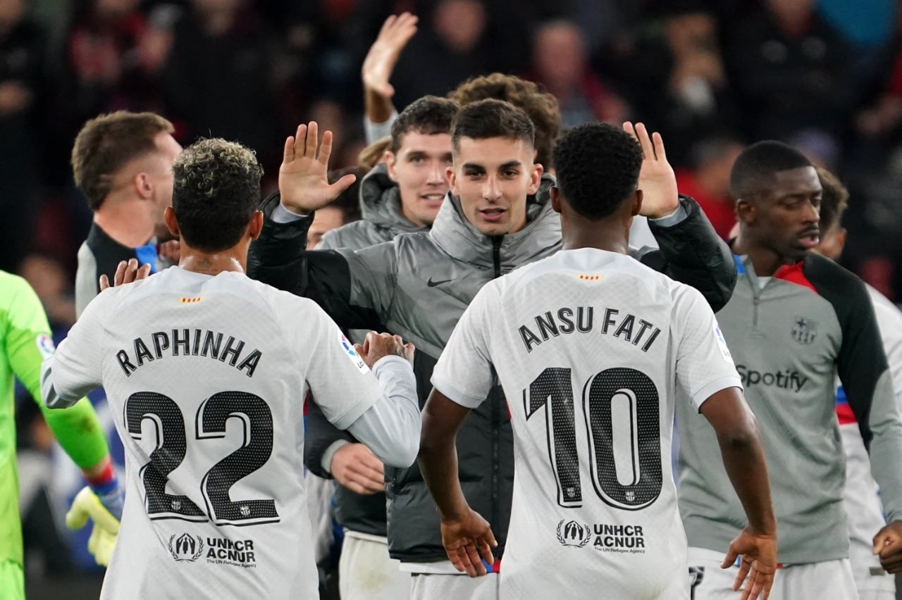 Todo el plantel culé celebra la agónica victoria ante Osasuna