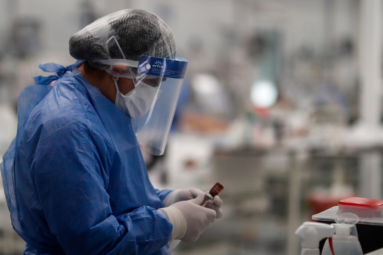 La nitazoxanida tendría dos importantes beneficios frente al coronavirus. Por un lado, la enfermedad sería menos severa en el organismo del paciente infectado y, por otro, el portador tendría menos chances de infectar a otros individuos.