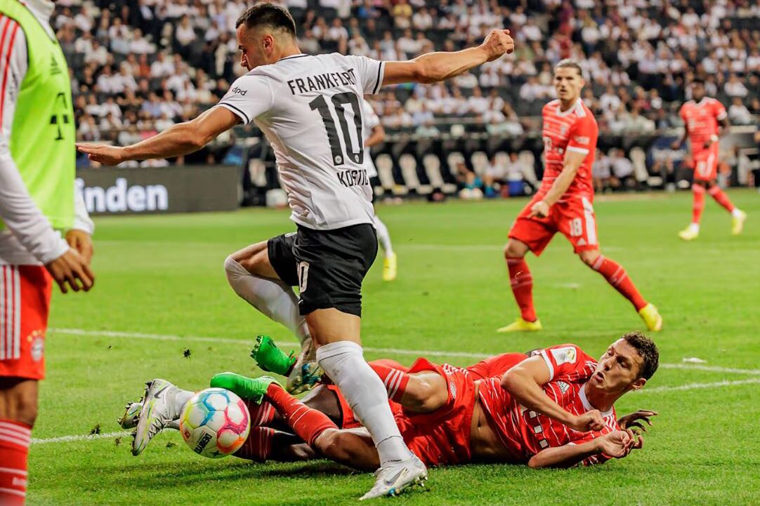 La jugada revisada por el VAR en el Frankfurt-Bayern que arbitró Aytekin