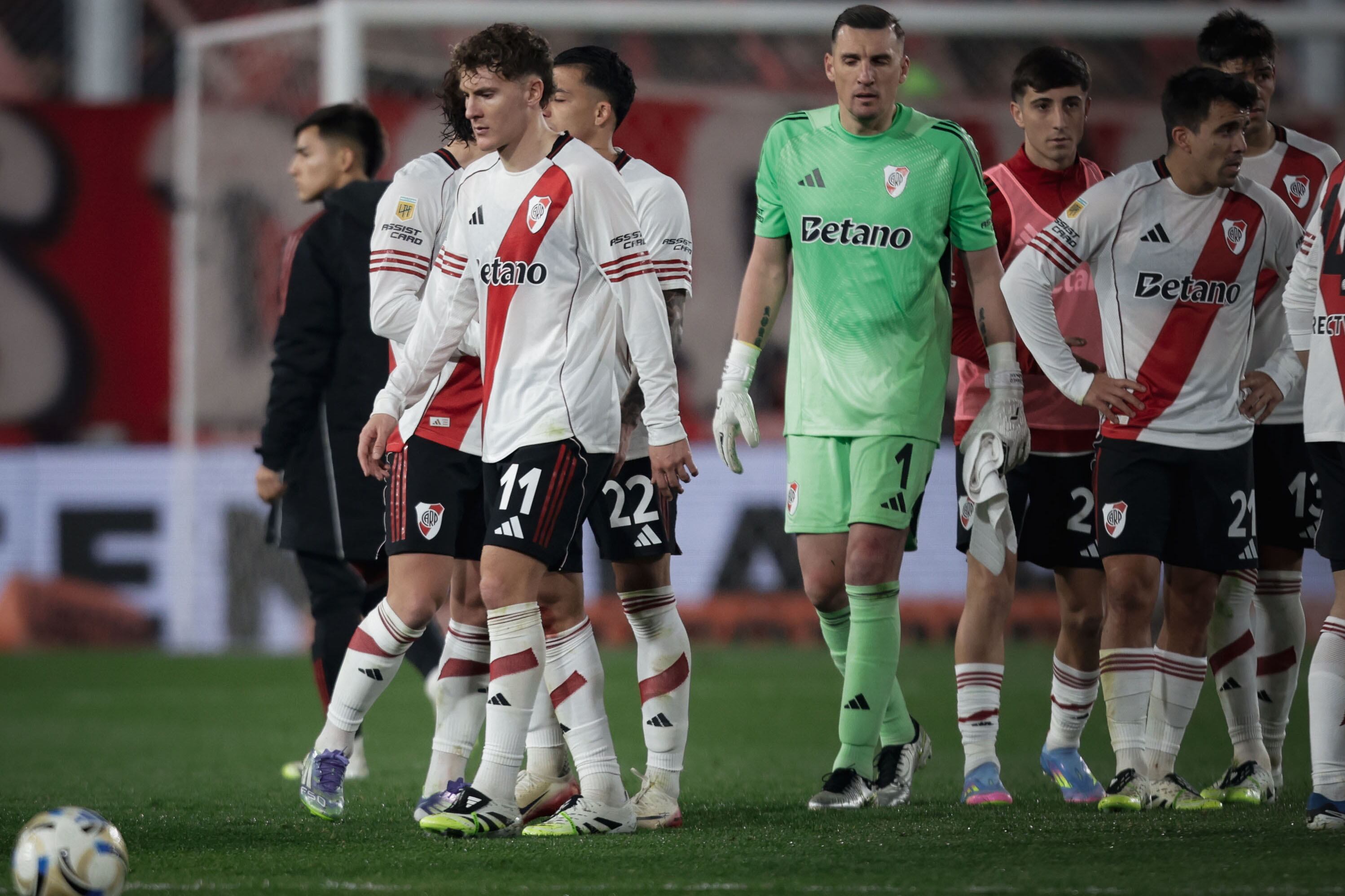 River no encuentra el camino y suma derrotas dolorosas