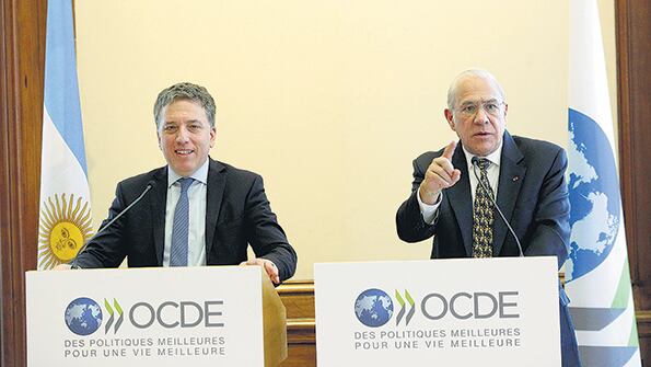 Nicolás Dujovne y Angel Gurría, secretario de la OCDE, en un encuentro el año pasado.