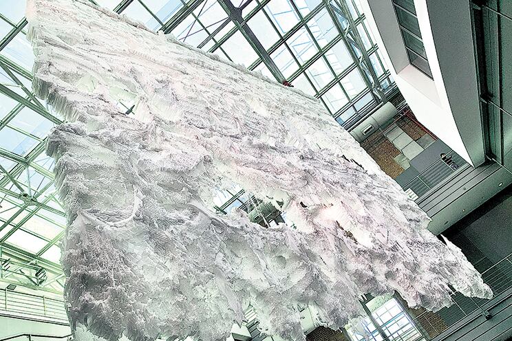 Instalación en papel de Andrea Moccio, de 12 por 10 metros.