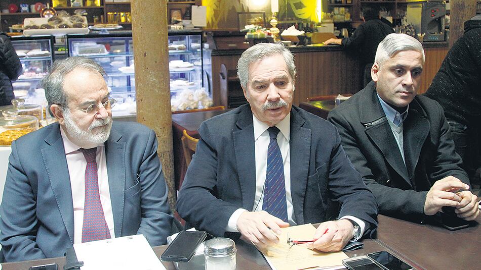 Felipe Solá hizo la presentación en el bar La Puerto Rico junto a Arnaldo Bocco y otros especialistas.