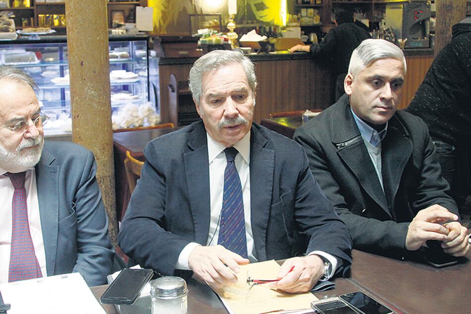 Felipe Solá hizo la presentación en el bar La Puerto Rico junto a Arnaldo Bocco y otros especialistas.