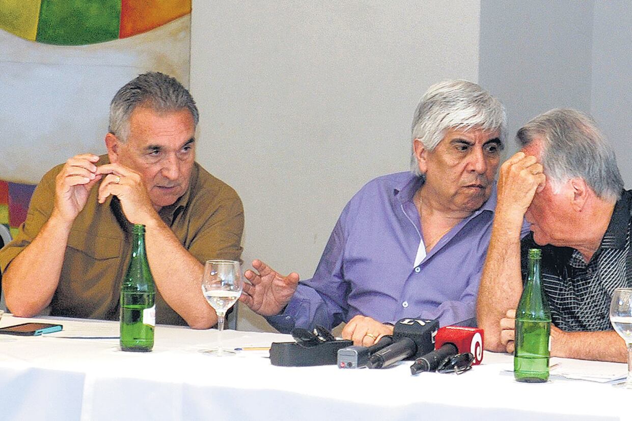 Juan Carlos Schmid, Hugo Moyano y Luis Barrionuevo, reunidos ayer en la sede de los gastronómicos en la costa atlántica.