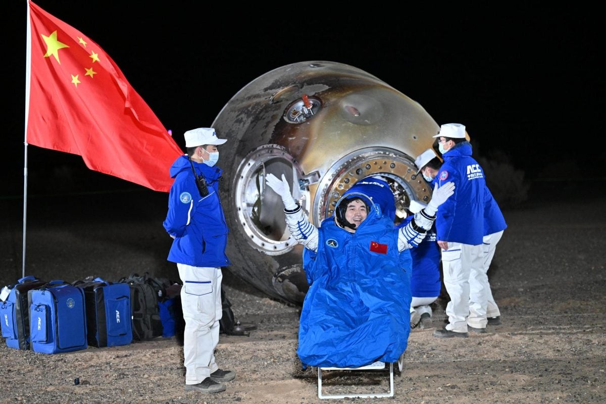 El astronauta chino Ye Guangfu saluda después de ser retirado de la cápsula de regreso de la nave espacial tripulada Shenzhou-18 en el sitio de aterrizaje Dongfeng, en la región autónoma de Mongolia Interior.