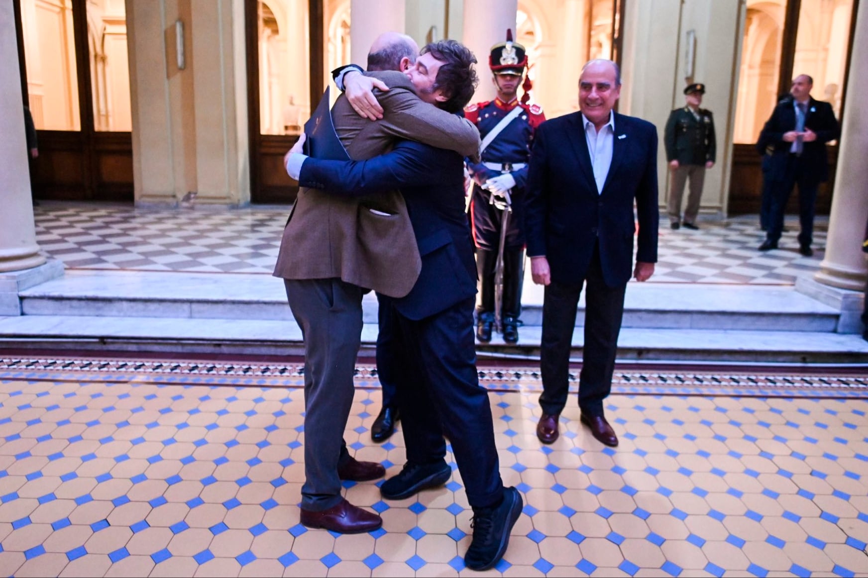 Javier Milei abrazado con Federico Sturzenegger.