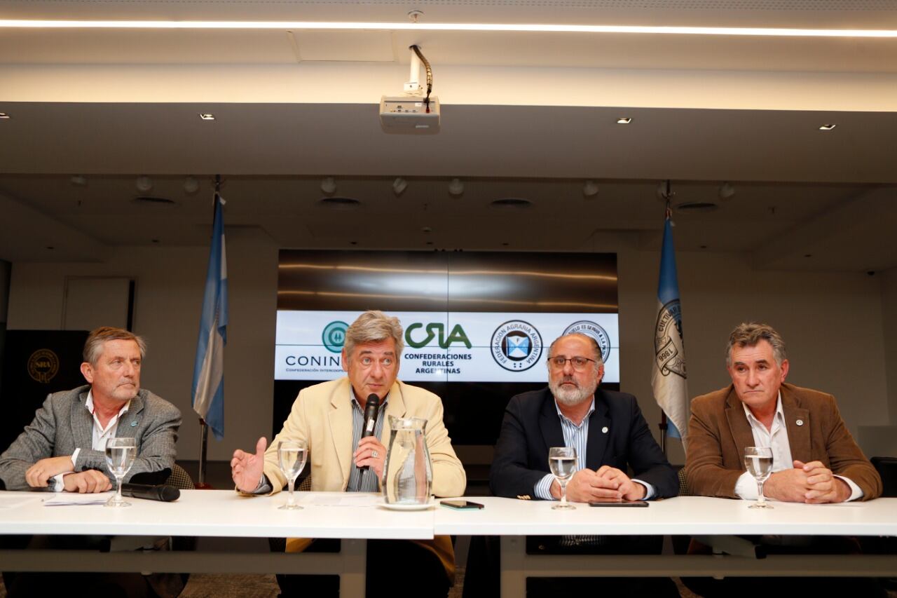 Laucirica (Coninagro), Pino (SRA), Chemes (CRA) y Achetoni (FAA), al momento de anunciar el lock out