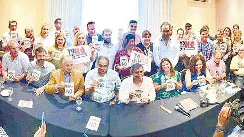 La oposición dio una conferencia de prensa para denunciar “graves irregularidades” en la elección.