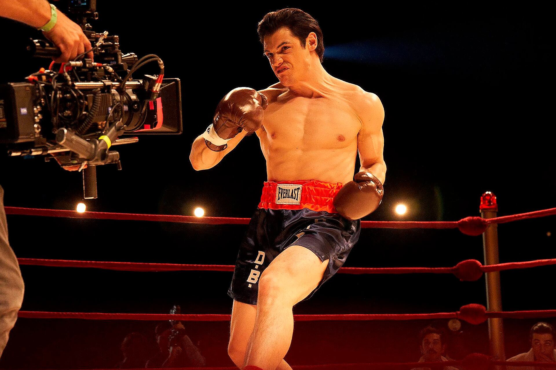 Jerónimo Bosia interpreta a Oscar Bonavena a lo largo de los siete capítulos que dura la entrega. 