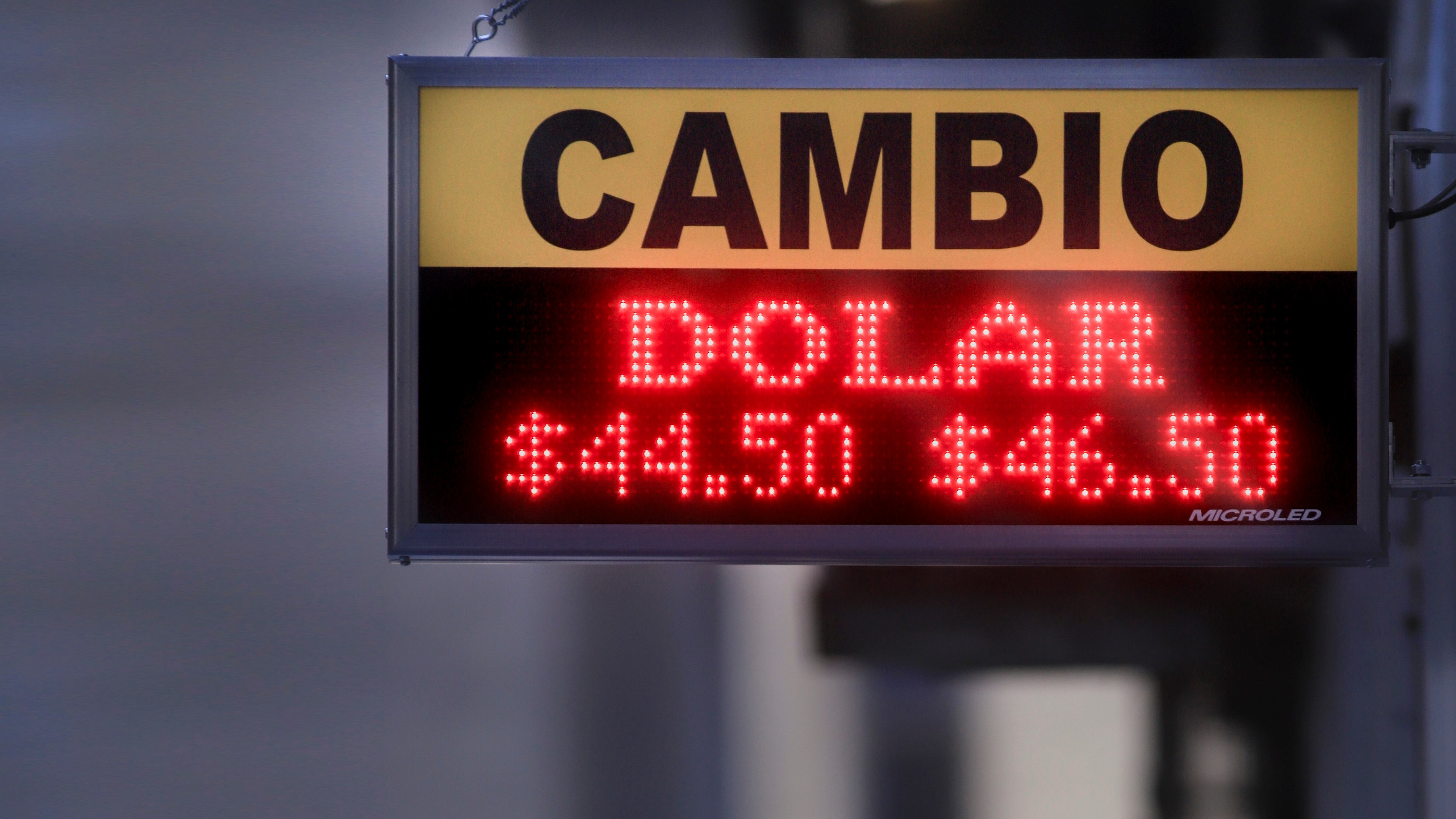 El dólar cerró el viernes a 46,55 pesos en promedio. 