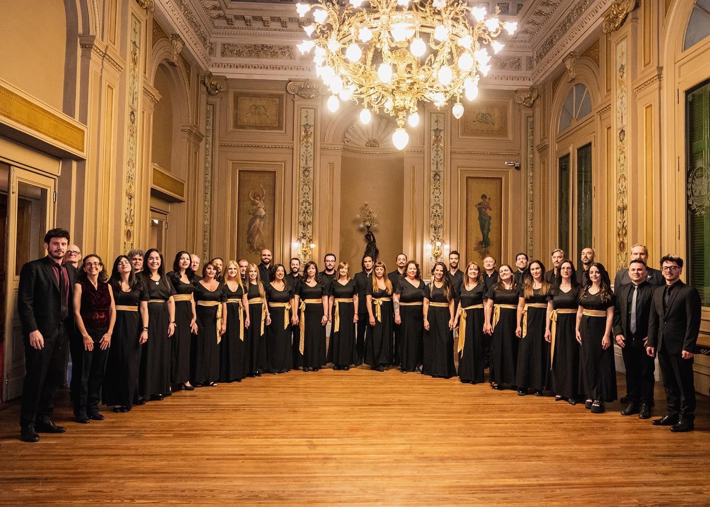 El coro está compuesto por 33 coreutas profesionales, varones y mujeres por partes iguales y se caracteriza por sus shows creativos. (Foto:FCB)