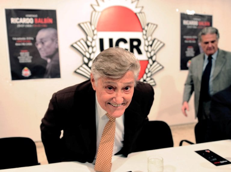 Angeloz tenía 85 años. Atrás se ve a Juan Manuel Casella, su compañero de fórmula en 1989.