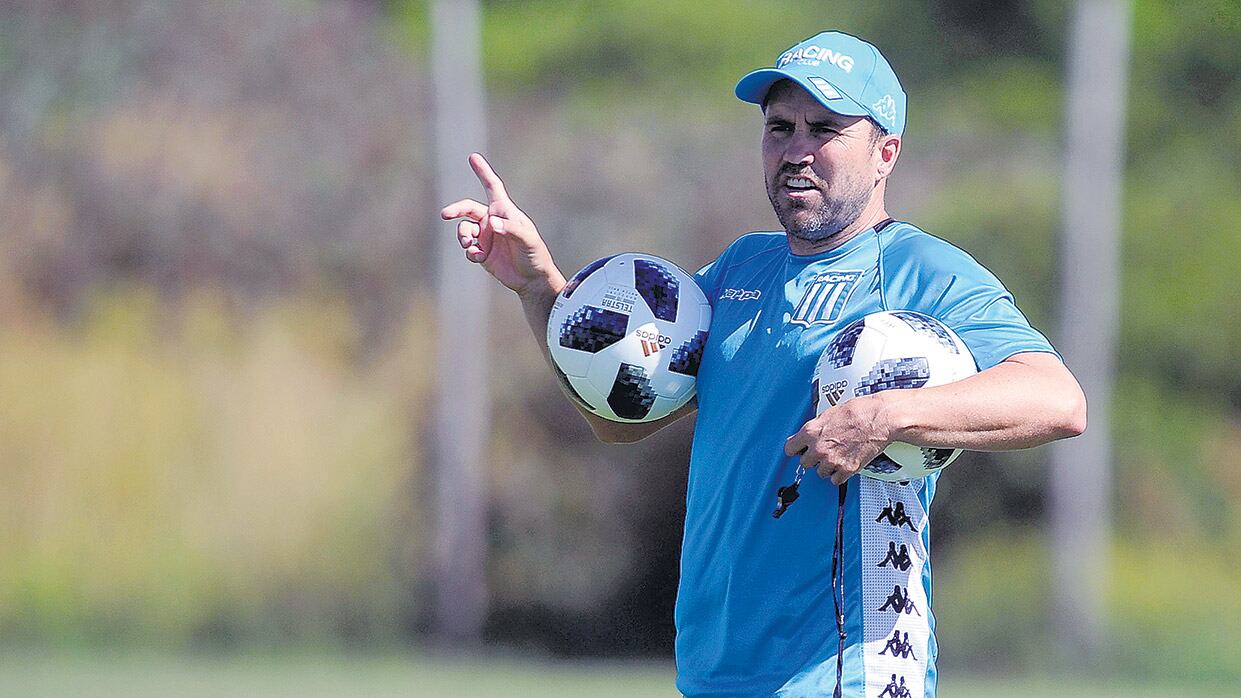 Coudet: “Me gusta jugar con un enganche, pero es difícil conseguirlo”.