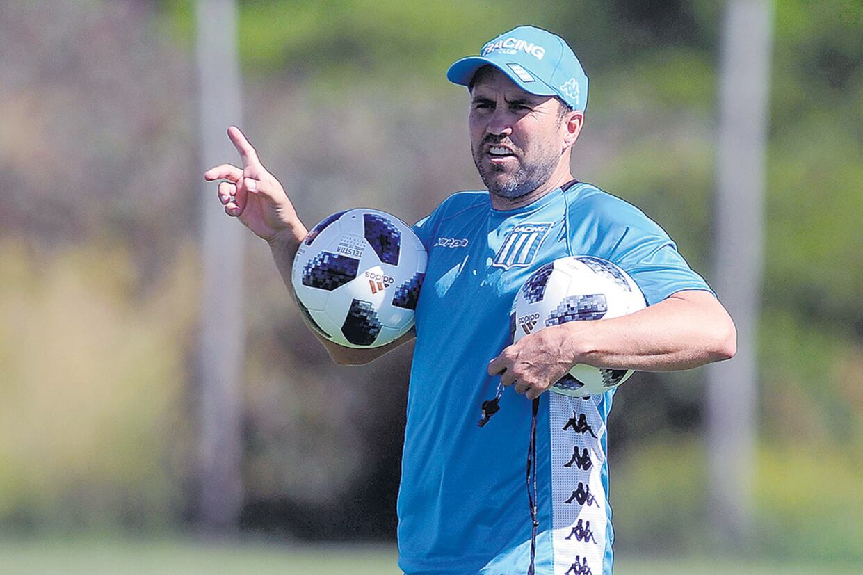 Coudet: “Me gusta jugar con un enganche, pero es difícil conseguirlo”.