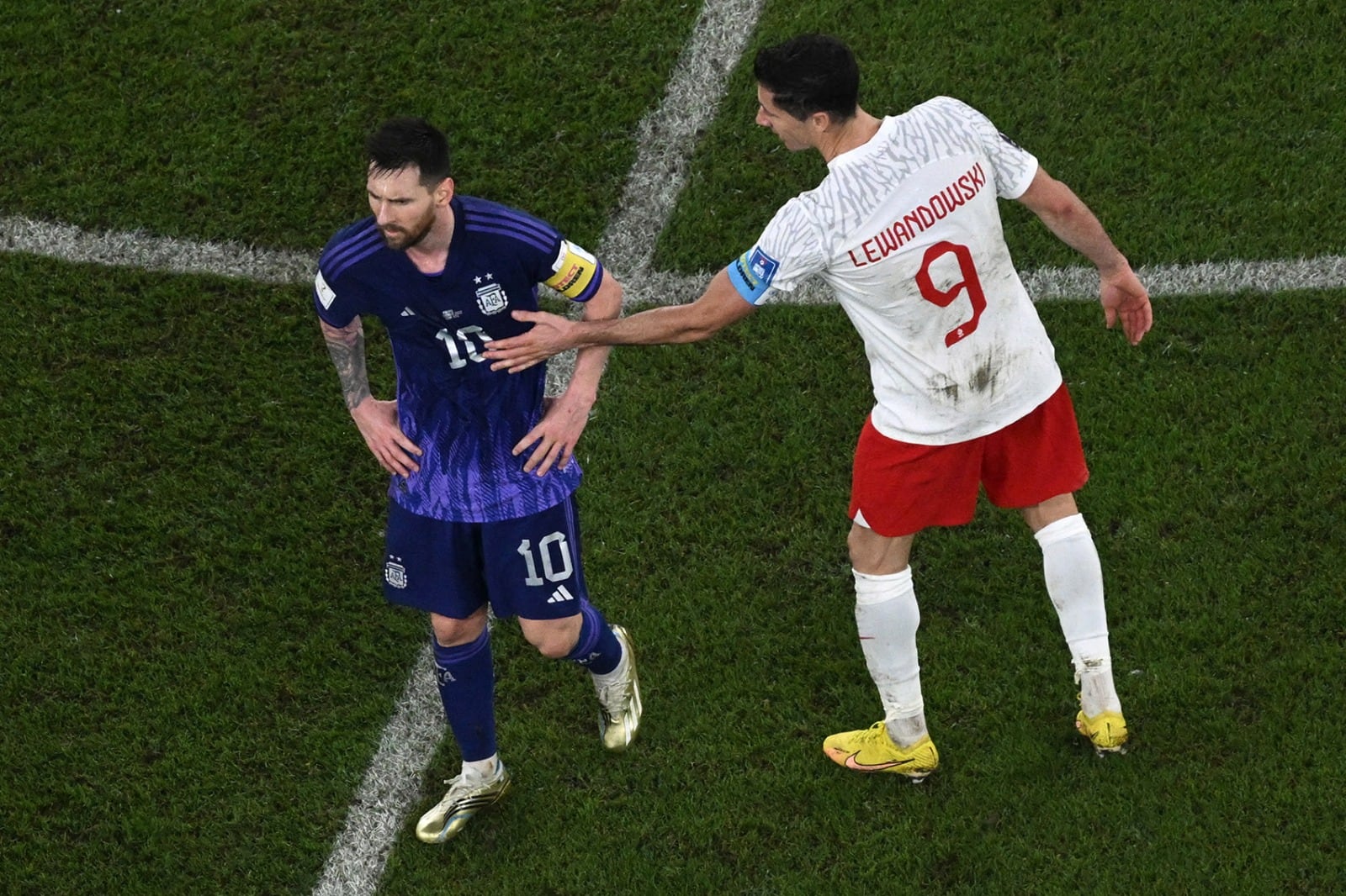 Lewandowski y Messi tuvieron un cruce poco feliz en Qatar 2022