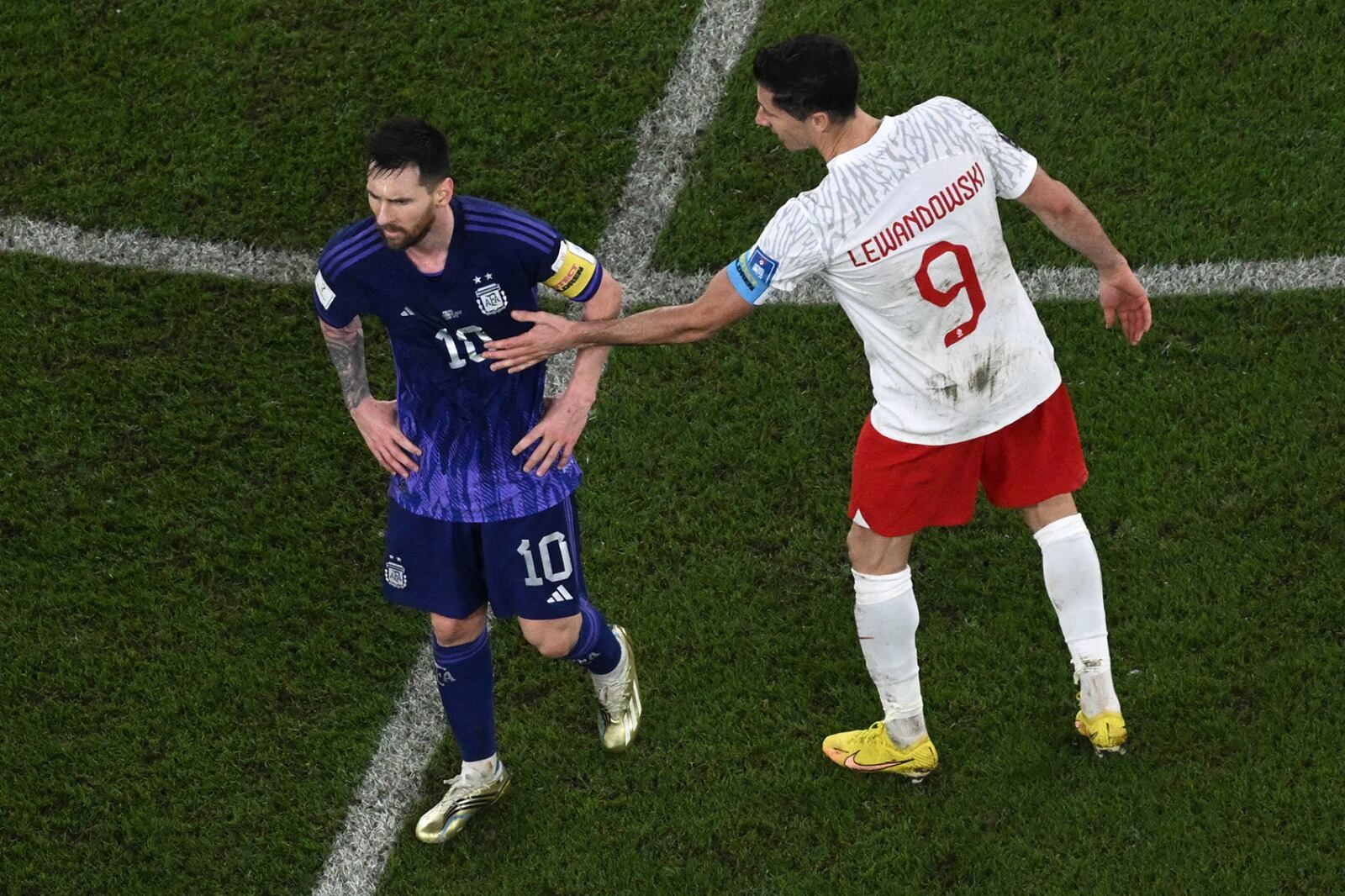 Lewandowski y Messi tuvieron un cruce poco feliz en Qatar 2022