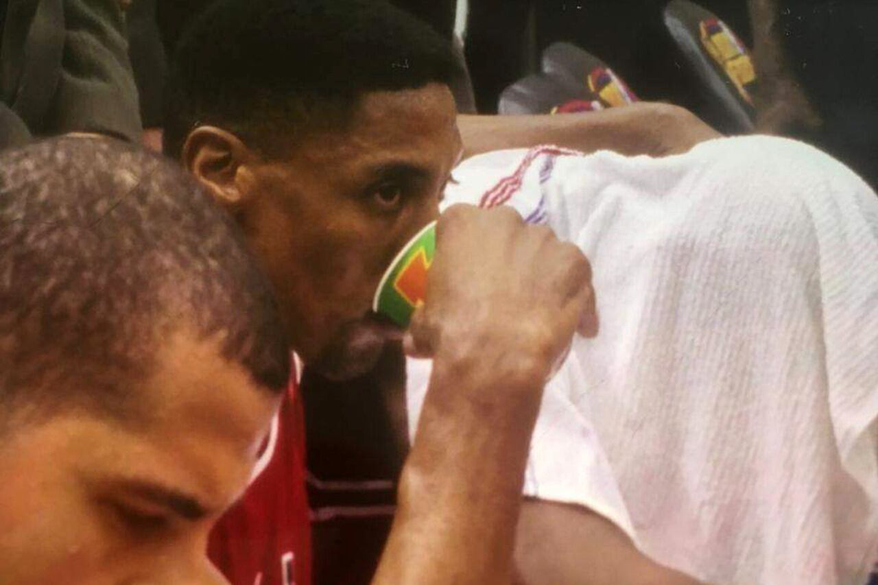 Brian Williams junto a Pippen y Jordan, tapado por la toalla, en el famoso "Flu game".