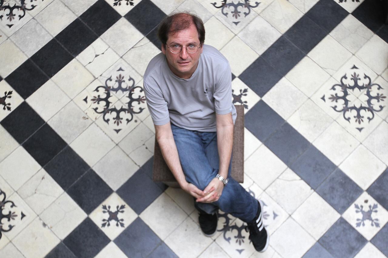 Martín Kohan objeta las posturas que desestiman la importancia de las políticas públicas y dirigen sus esperanzas hacia la filantropía de los ricos. 