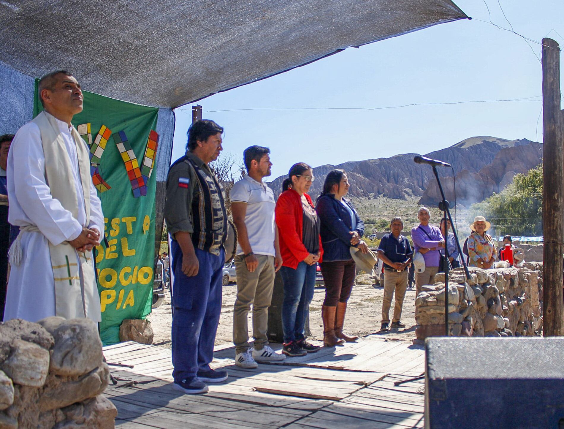 Vilca, organizador de la Fiesta del Choclo Capia, y Yonar, intendente de Campo Quijano, ayer en la misa por el deceso de Javier Sánchez.