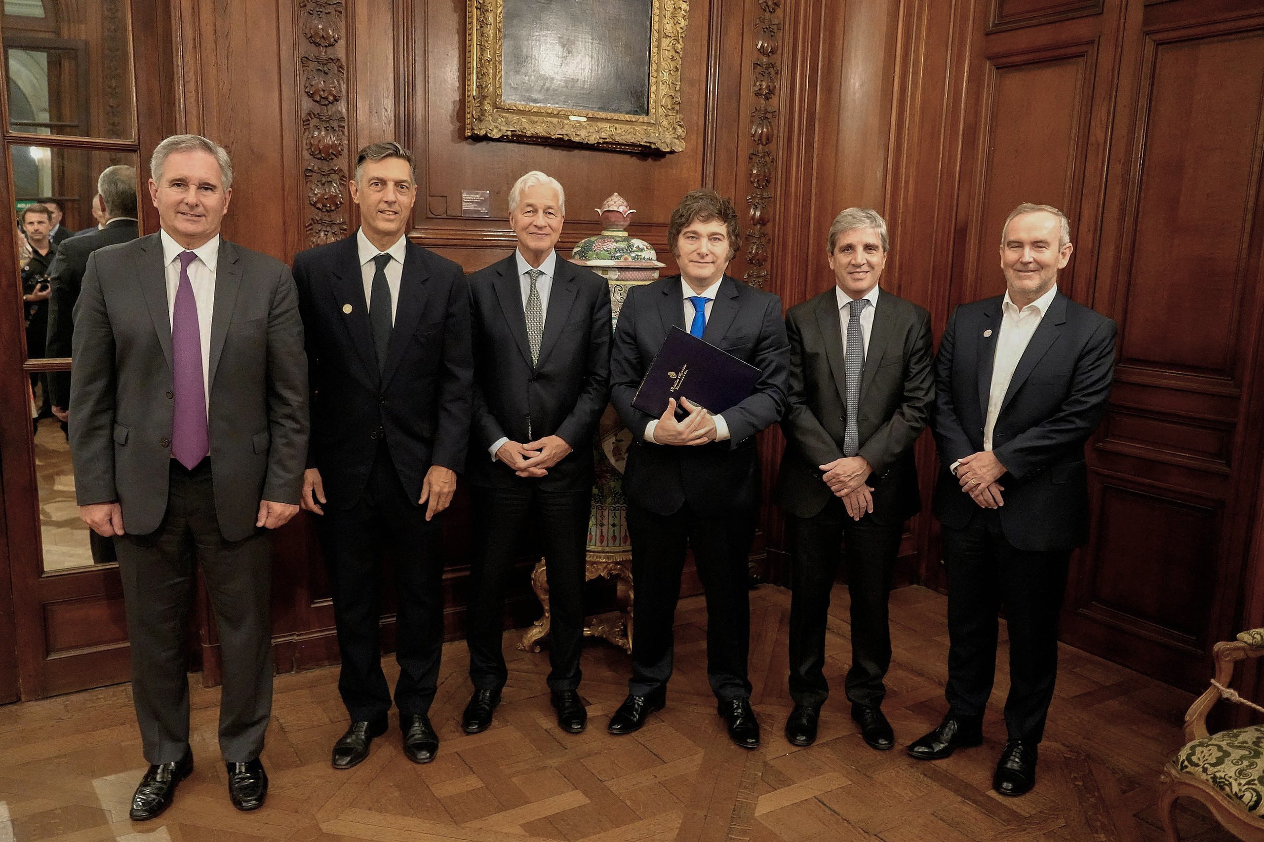 Pablo Quirno, Facundo Gómez Minujin (JP M), Jamie Dimon (CE0 JPM), Milei, Caputo y Alfonso Aguirre (JPM)