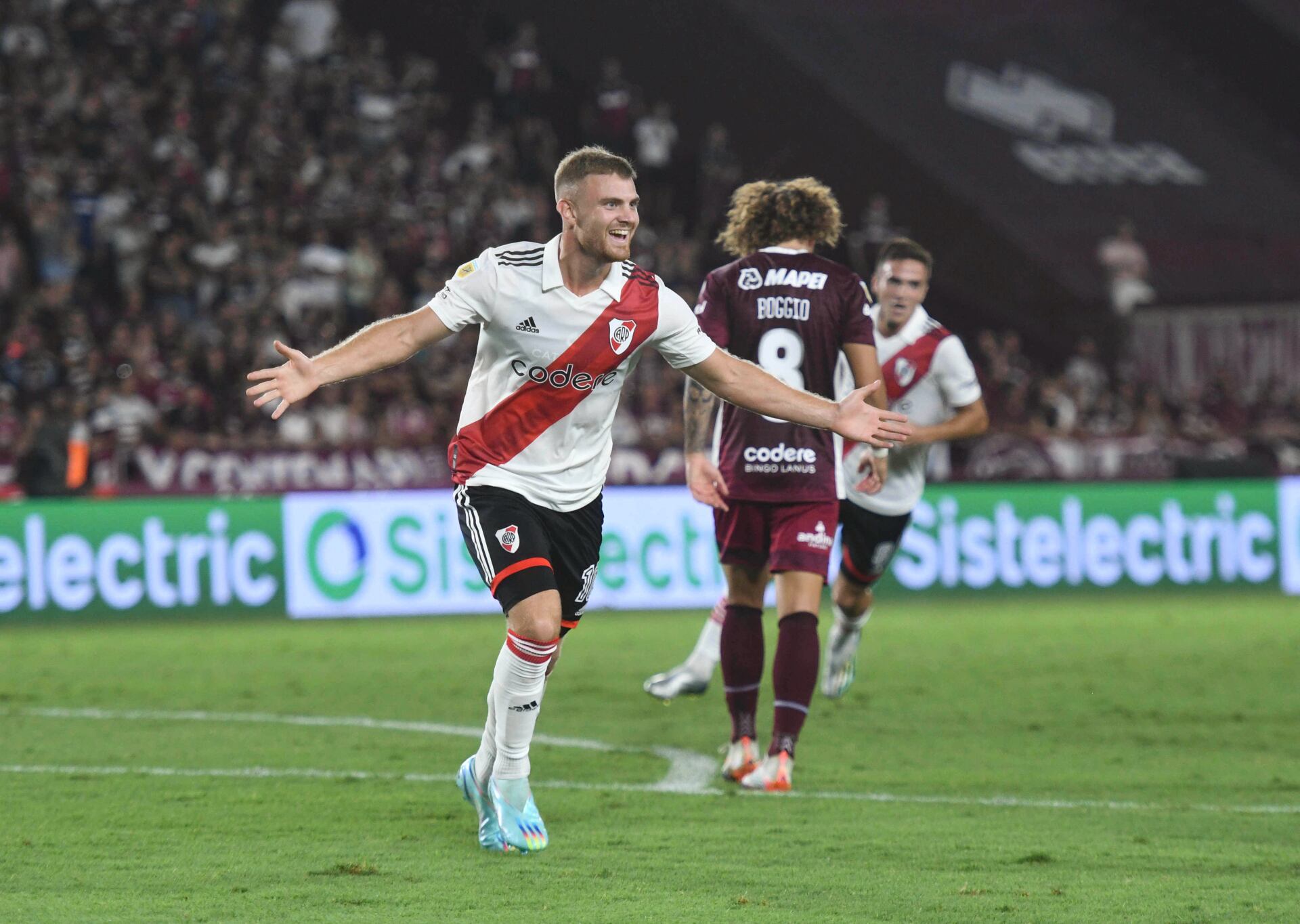 Lucas Beltrán festeja su gol, el segundo de River en la victoria 2 a 0 ante Lanús en La Fortaleza. 