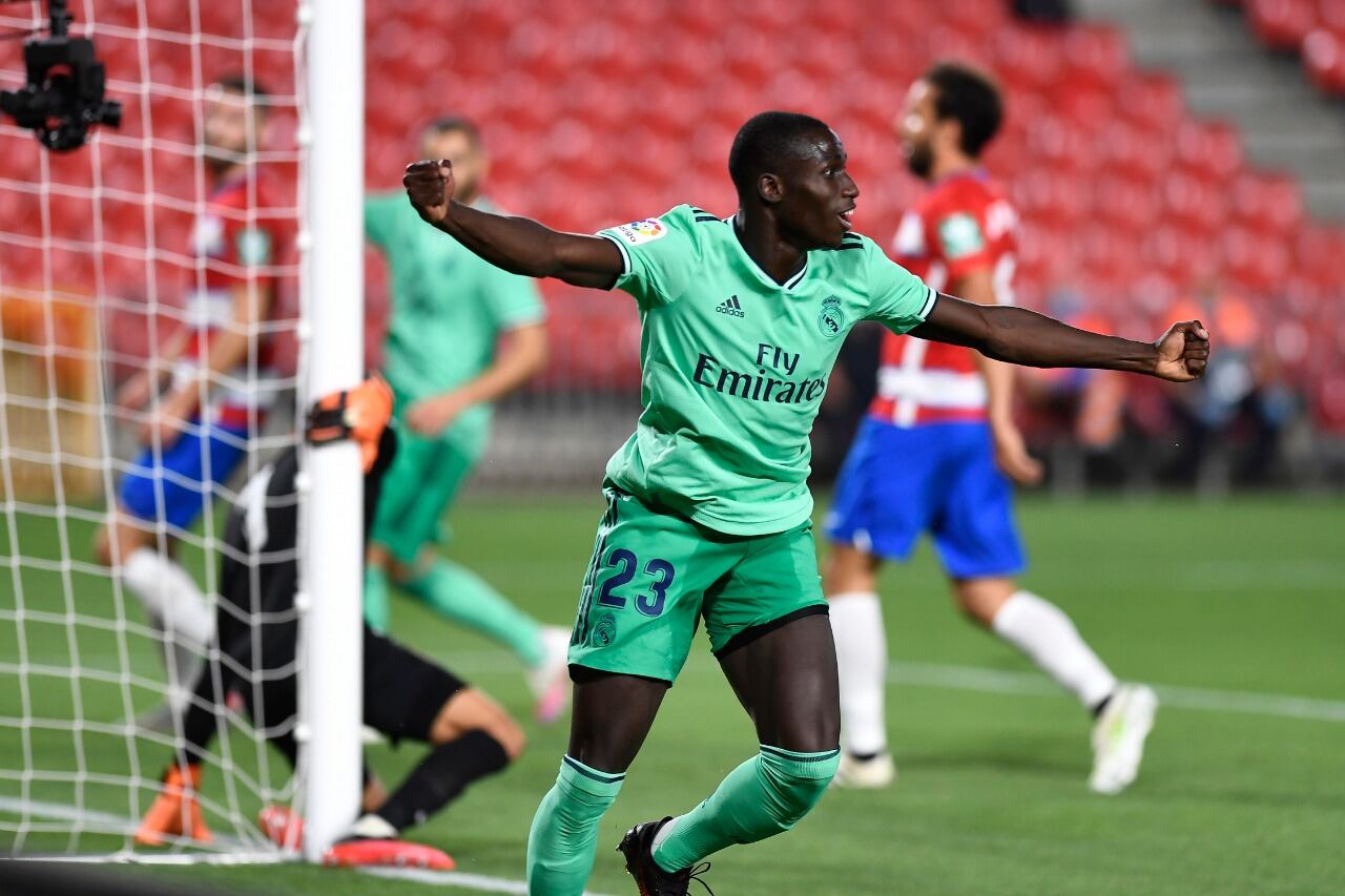 El francés Mendy celebra la apertura del marcador para Real Madrid.