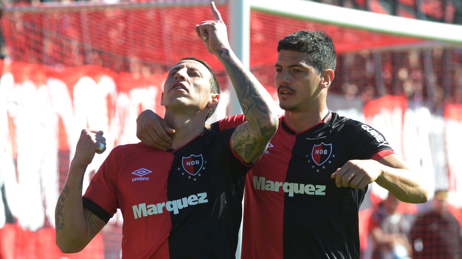 Festeja el defensor Cristian Lema, autor de dos tantos en el triunfo de Newell's.
