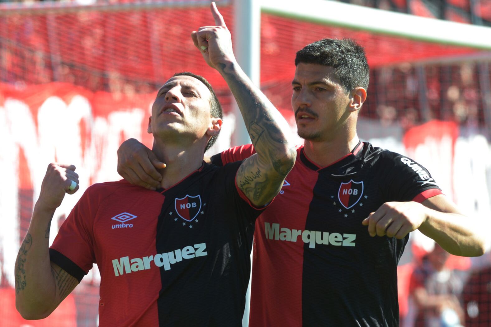 Festeja el defensor Cristian Lema, autor de dos tantos en el triunfo de Newell's.