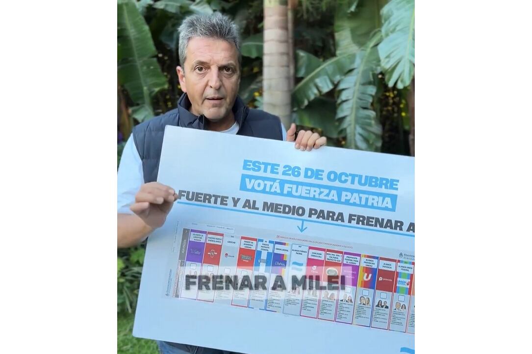 Sergio Massa con la boleta única que se utilizará el domingo. 