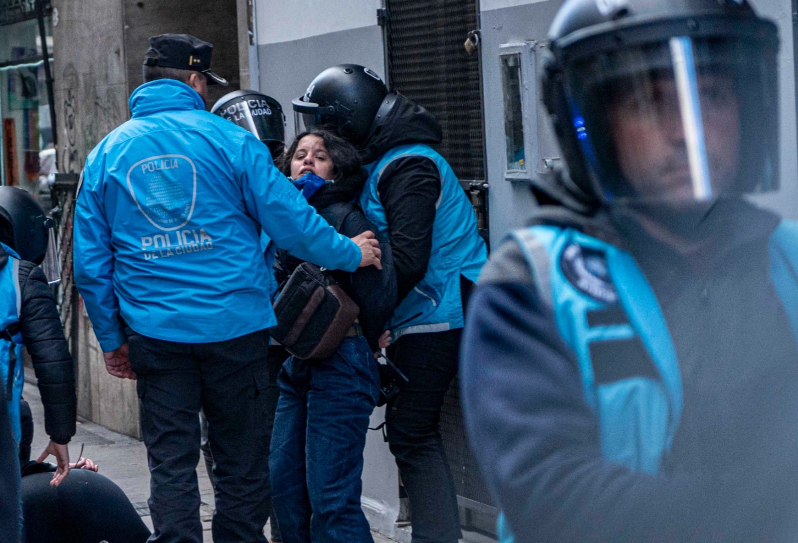 El momento en que se llevan presa a una de las fotógrafas