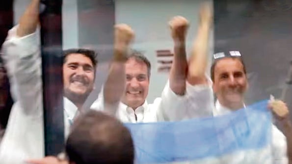 Andrés Rodríguez (centro) celebra en Guayana el 16 de octubre de 2014 el lanzamiento del satélite Arsat-1.