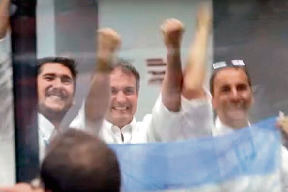 Andrés Rodríguez (centro) celebra en Guayana el 16 de octubre de 2014 el lanzamiento del satélite Arsat-1.