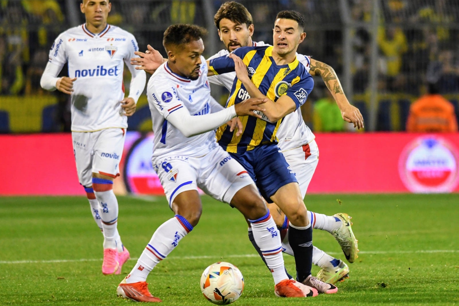 En Rosario se jugó y se peleó.