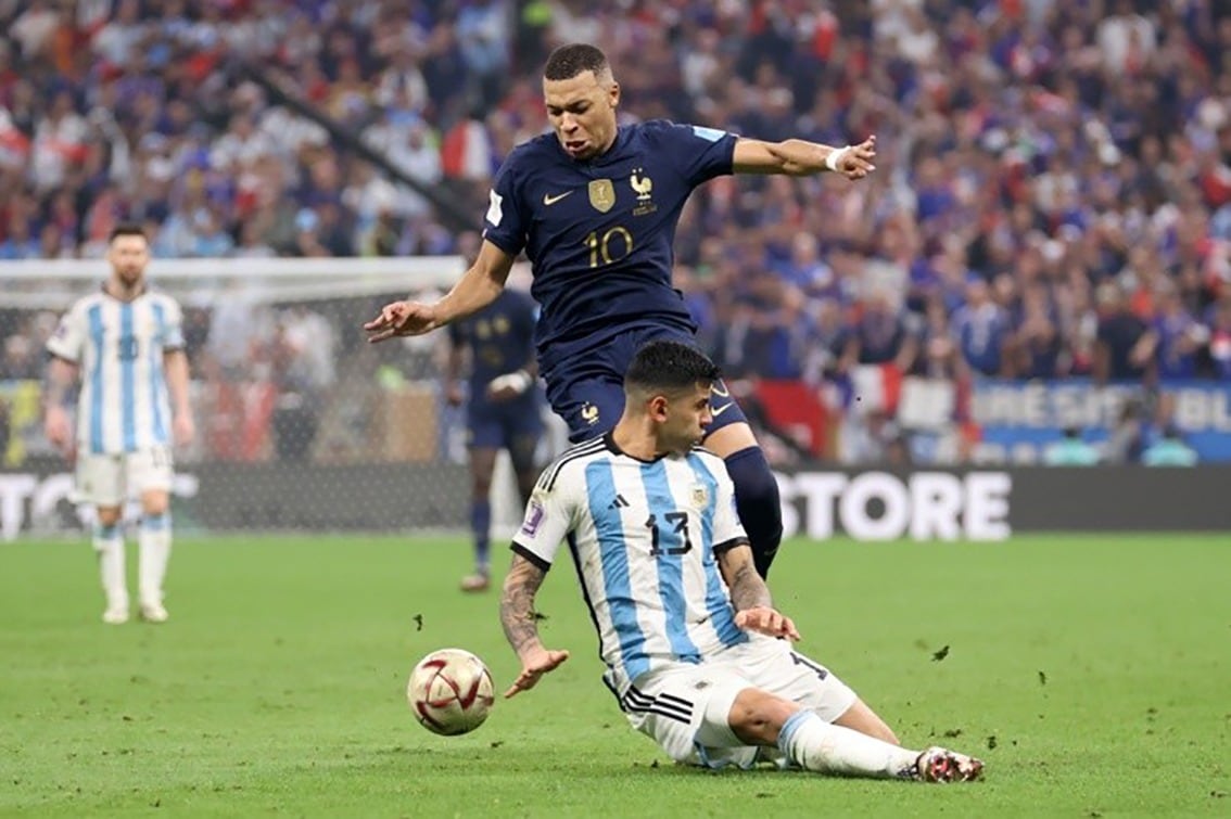 Romero va al piso para frenar un avance de Mbappé