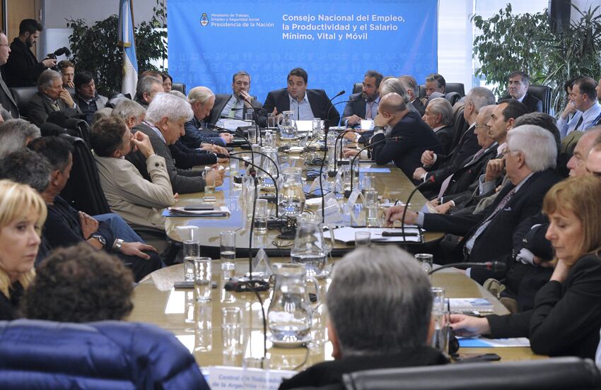 Jorge Triaca, ministro de Trabajo, encabezó la reunión tripartita que terminó, como el año pasado, con una decisión unilateral.