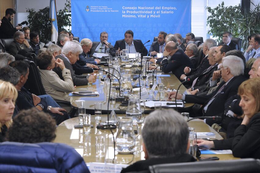 Jorge Triaca, ministro de Trabajo, encabezó la reunión tripartita que terminó, como el año pasado, con una decisión unilateral.