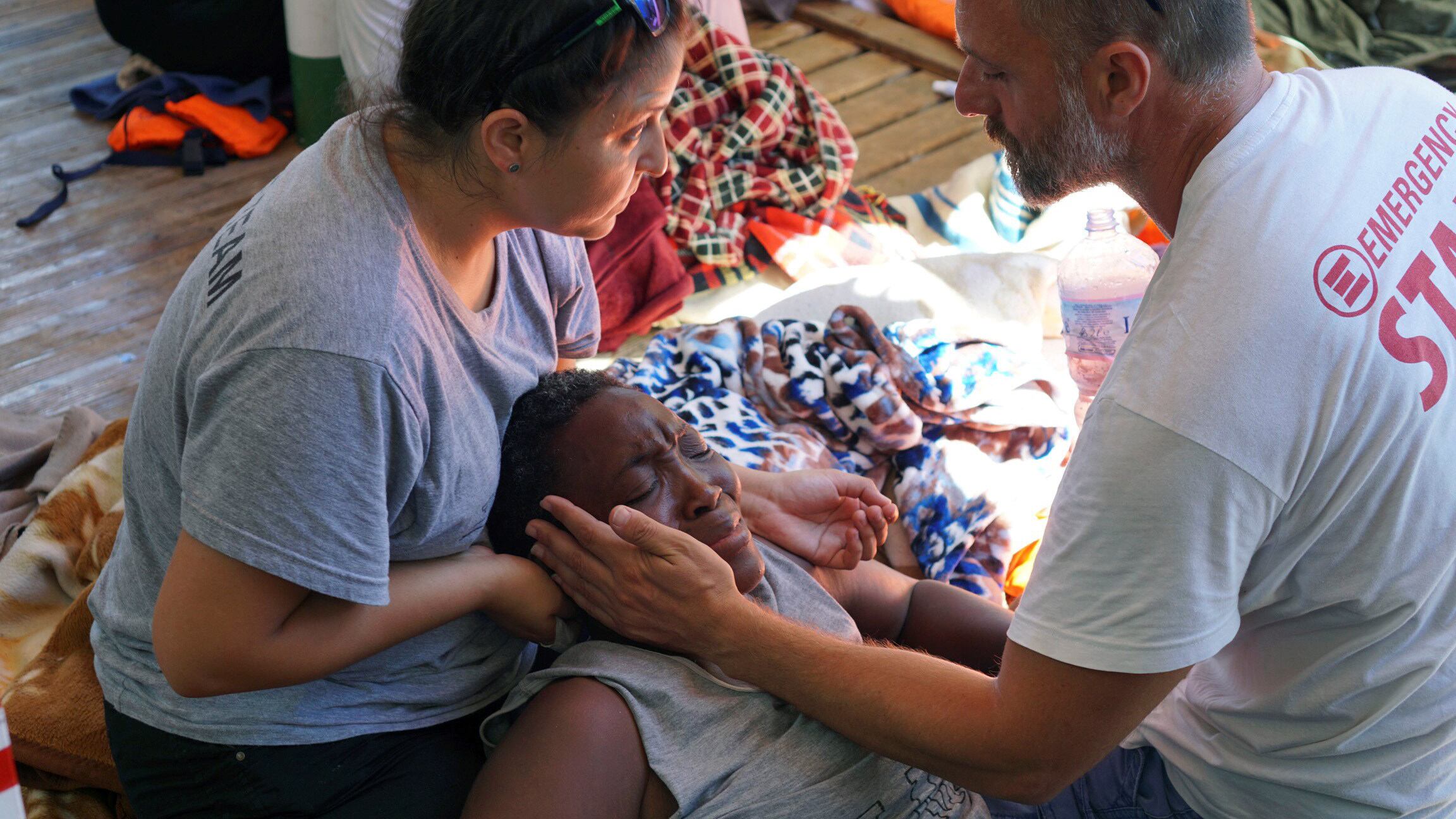 Preocupa el estado de salud de los 107 migrantes todavía a bordo.