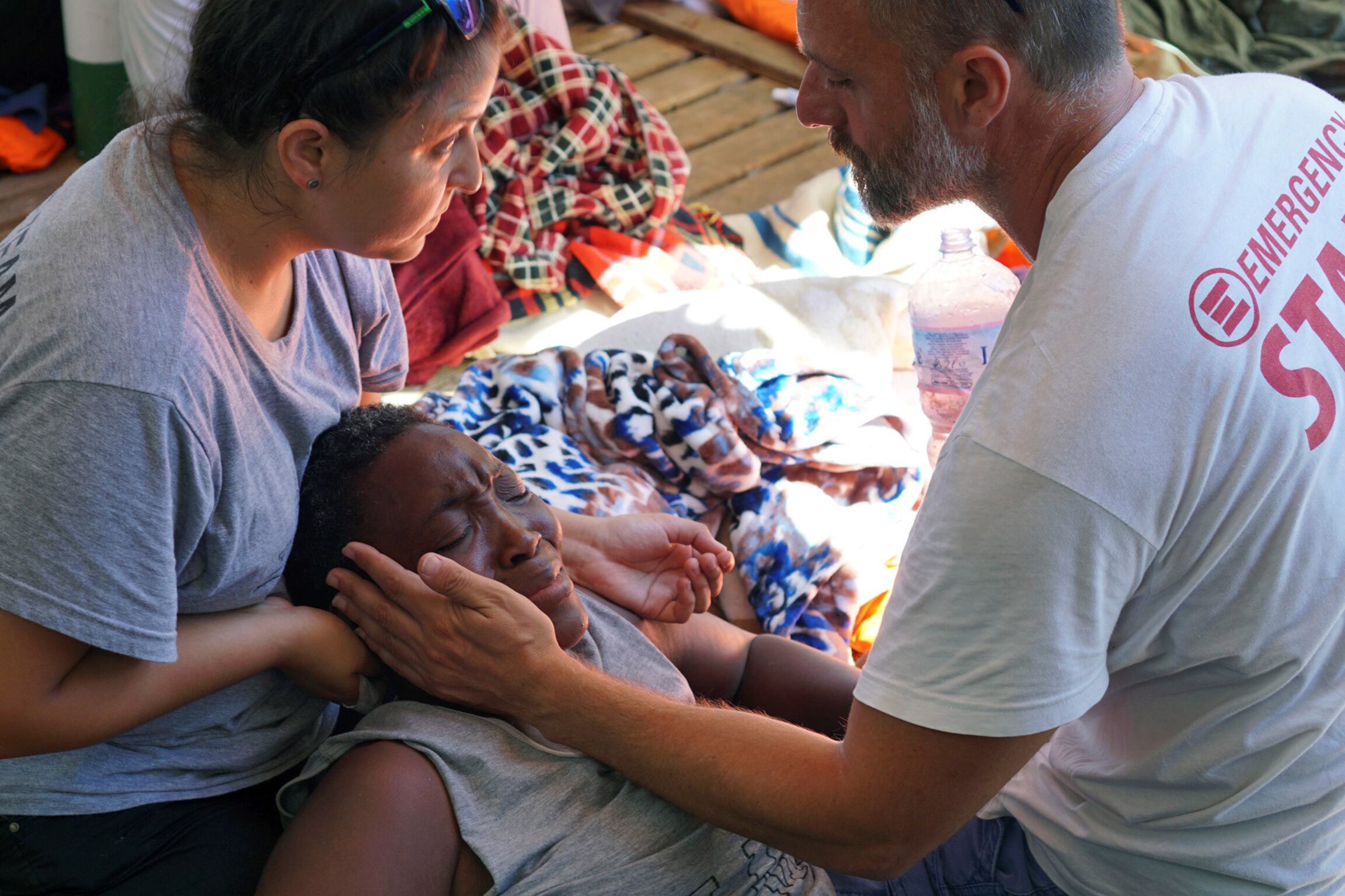 Preocupa el estado de salud de los 107 migrantes todavía a bordo.