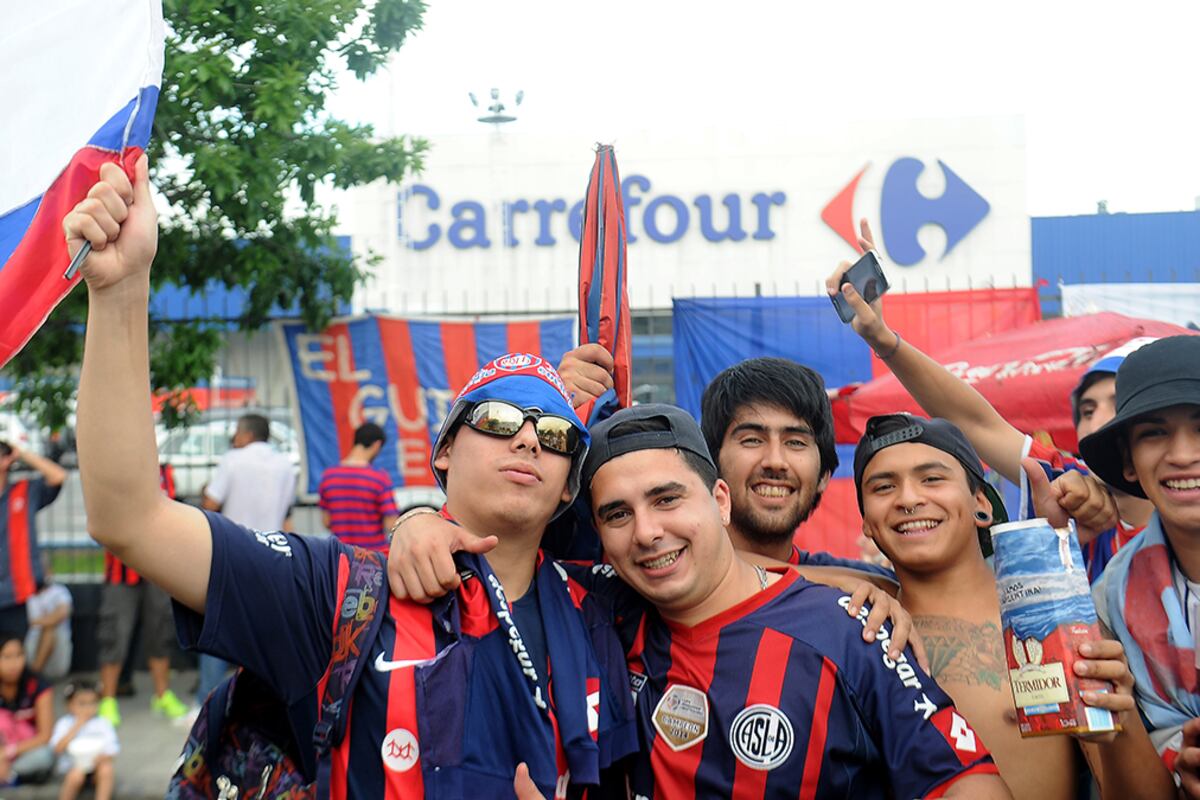 Hinchas de San Lorenzo en la puerta del Carrefour que desde el domingo cerrará sus puertas.