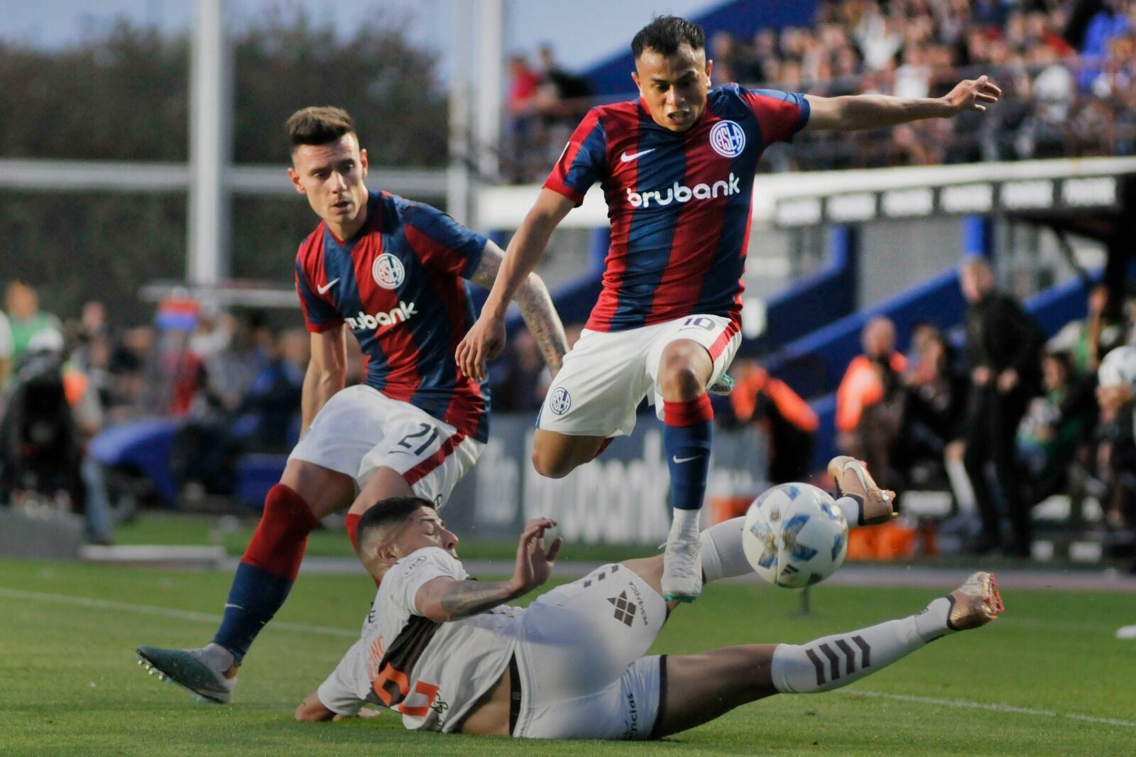 San Lorenzo y Platense jugaron un partido intenso.