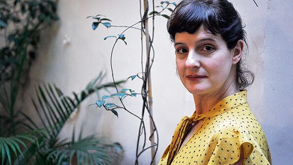 Ransenberg interpreta a una Helena que canta boleros, habla desde el dolor y bebe para olvidar.