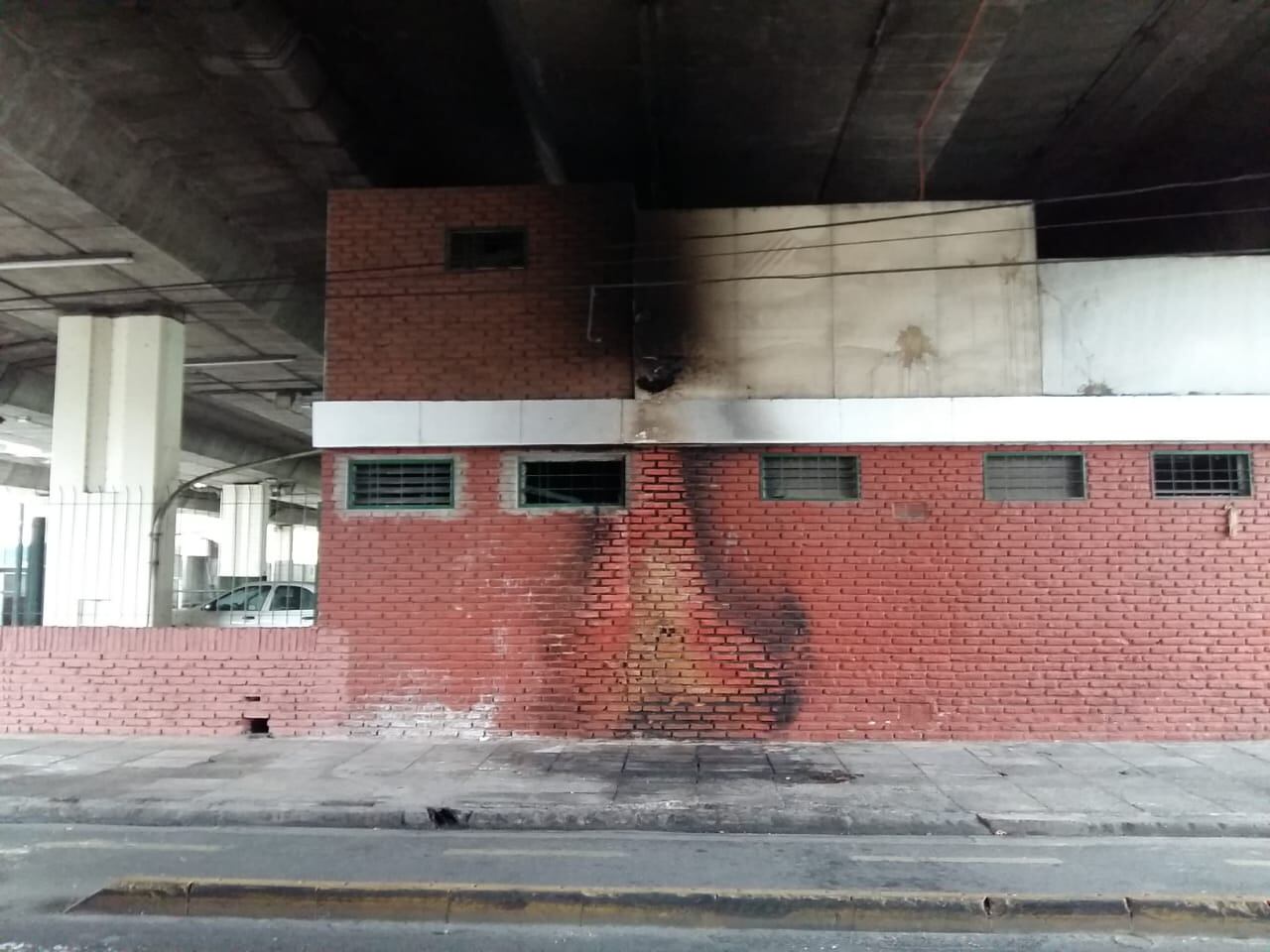 En menos de doce horas solo quedaba una marca de humo.