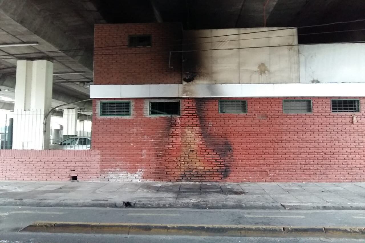 En menos de doce horas solo quedaba una marca de humo.