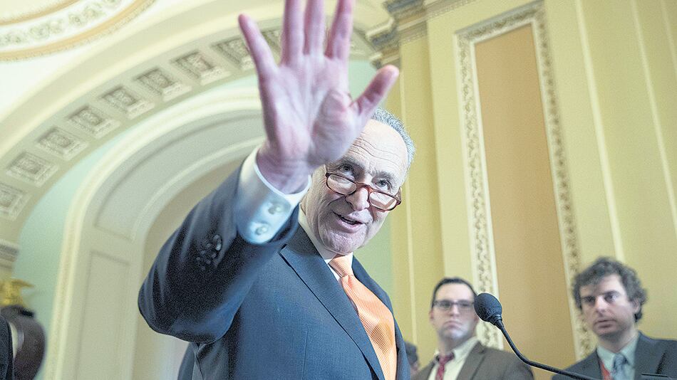 Chuck Schumer, el líder demócrata del Senado, habló sobre el presupuesto ayer en Washington.