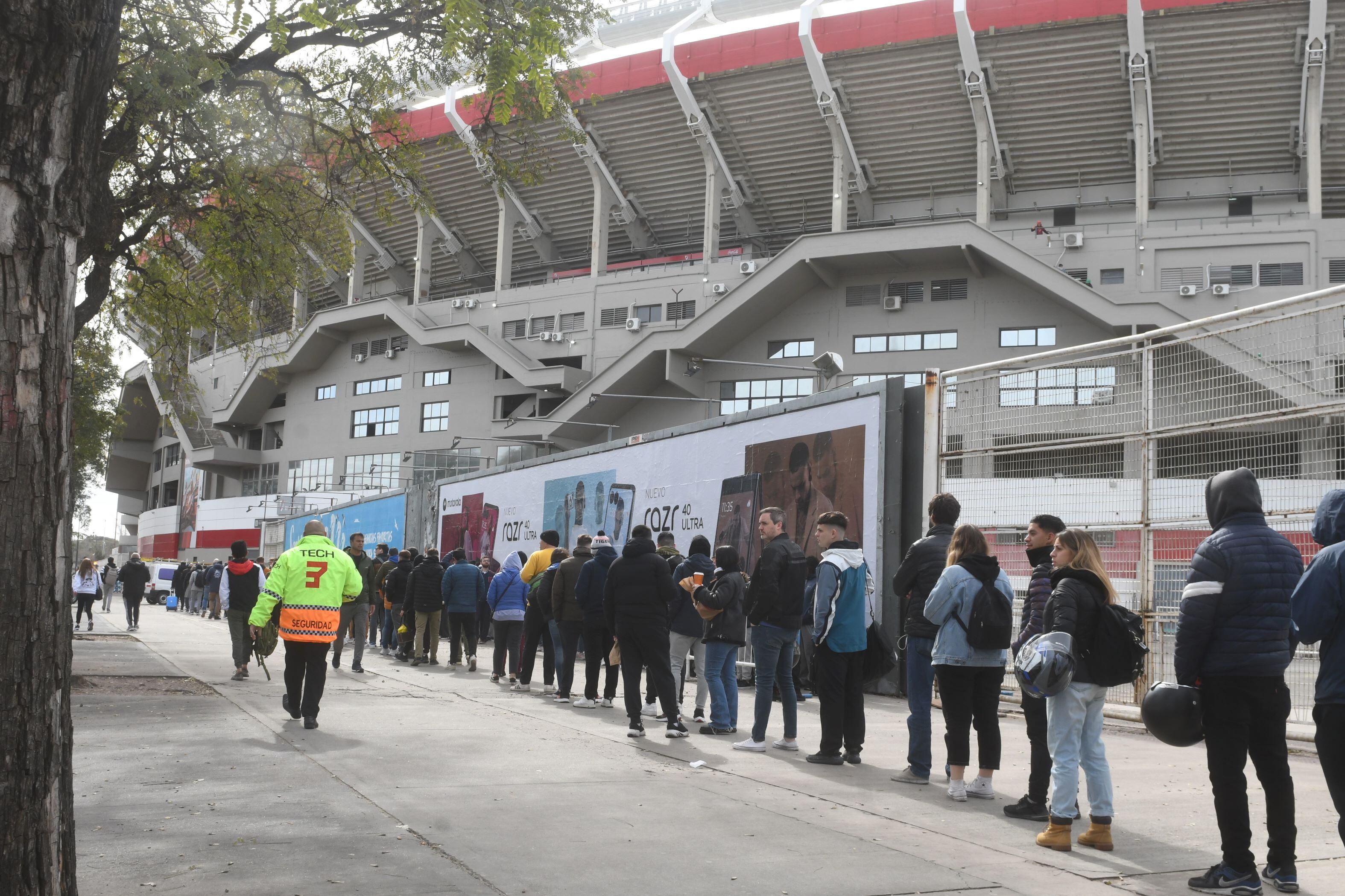 Hinchas argentinos, esperando canjear sus entradas en el Monumental